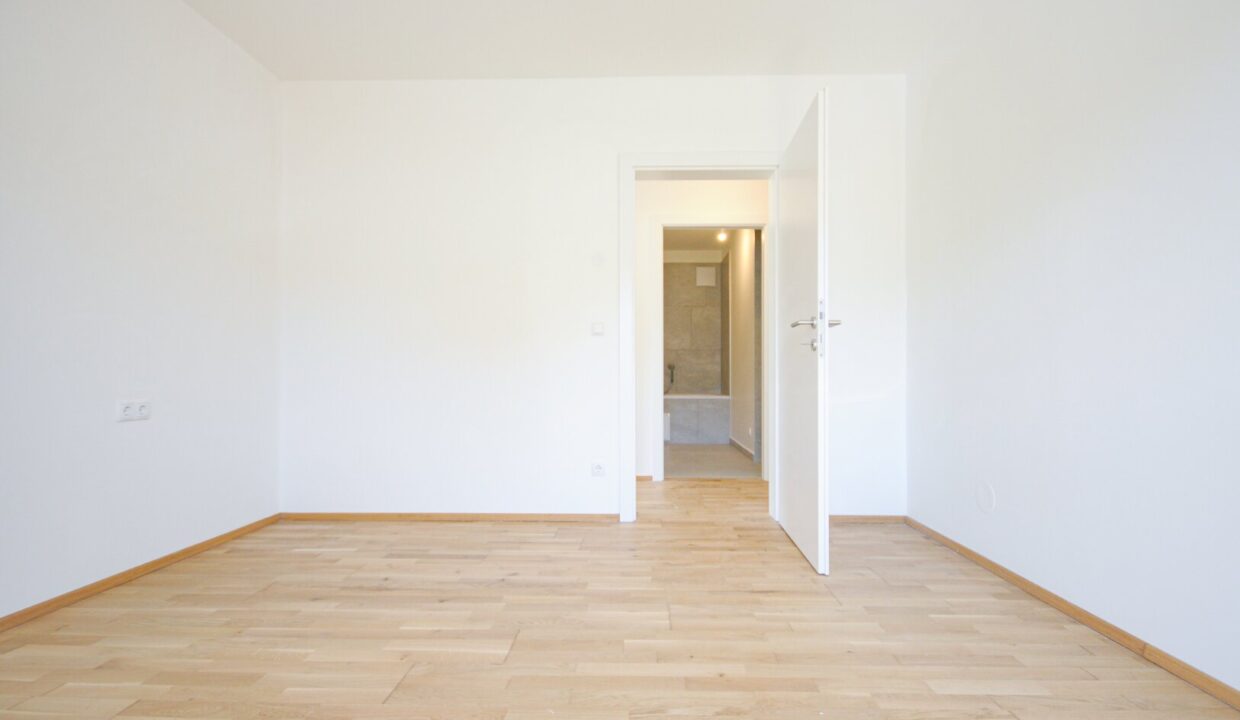 Top1_Zimmer2_Blick zum Gang